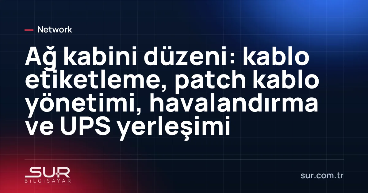 Etiketli patch kabloları, switch ve patch panel ile düzenli bir ağ kabini