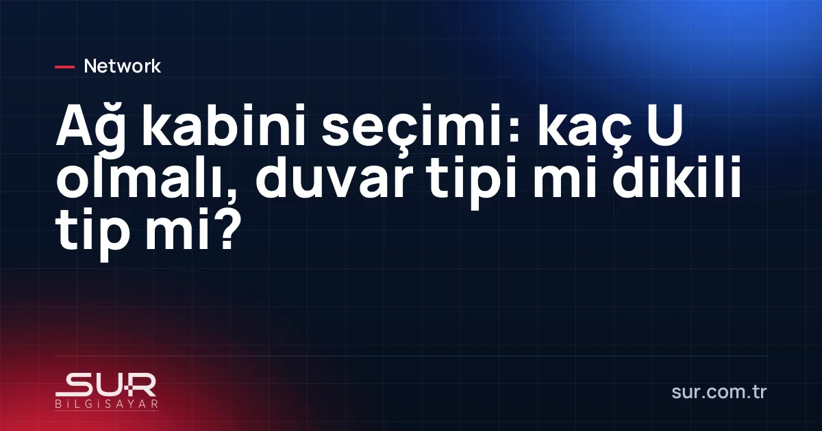 Duvara monte ağ kabini içinde patch panel, switch ve UPS
