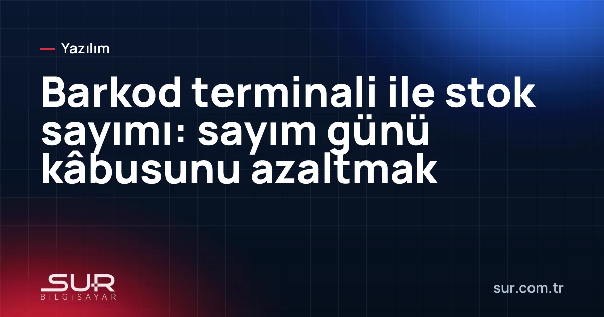 Depoda el terminaliyle raf üzerindeki ürünlerin barkodunu okuyan personel