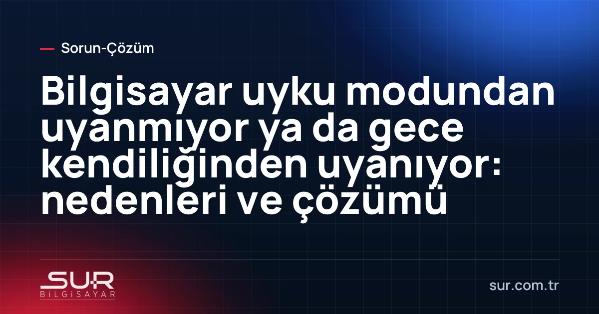 Gece masada ekranı kendiliğinden açılmış dizüstü bilgisayar