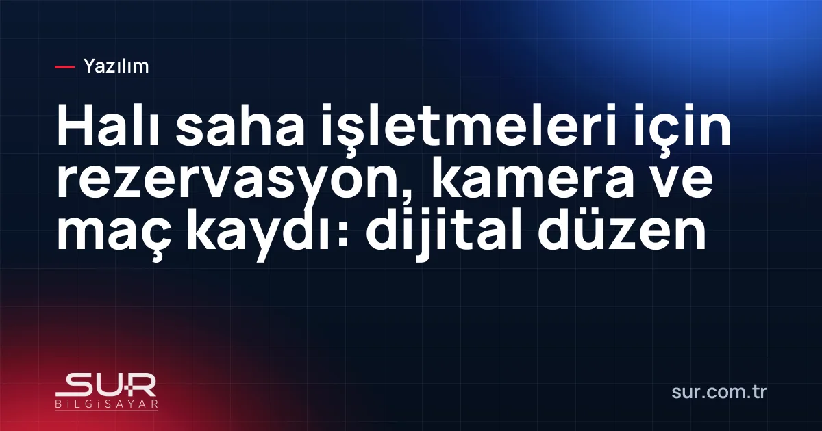 Gece ışıklandırılmış halı saha ve tribündeki kamera