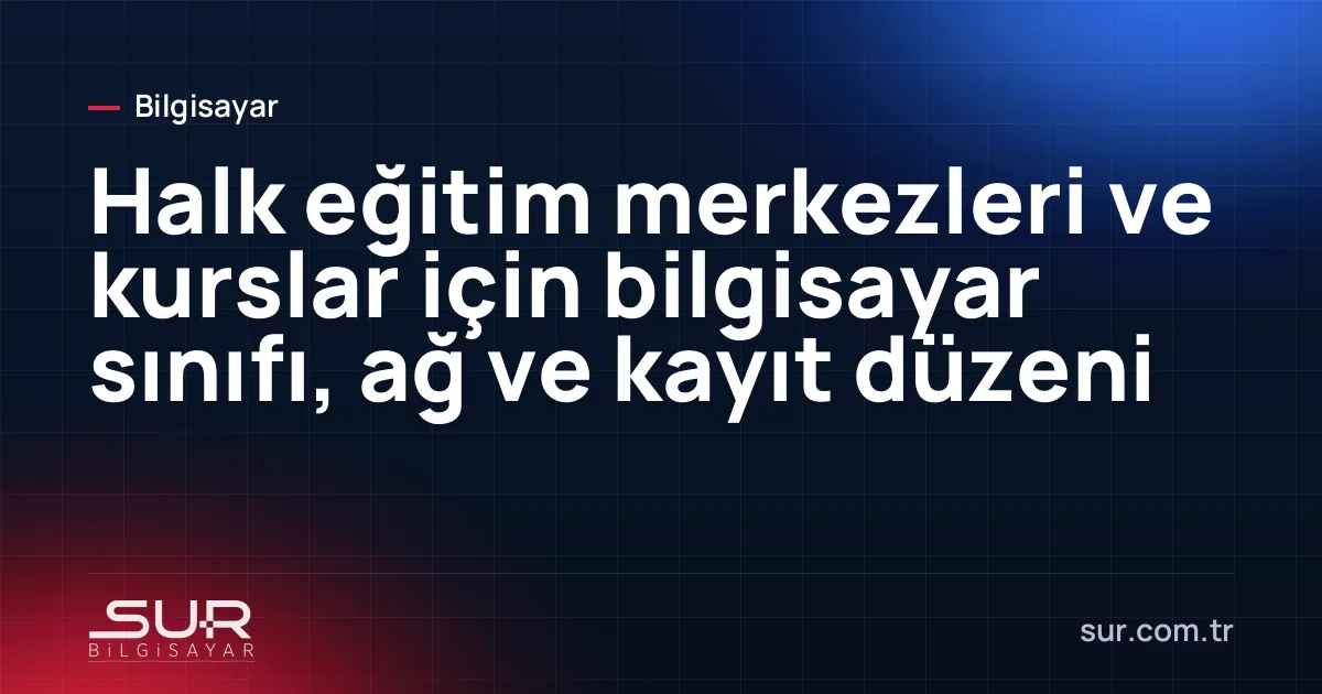 Kurs merkezinde sıralanmış bilgisayarlar ve projeksiyon