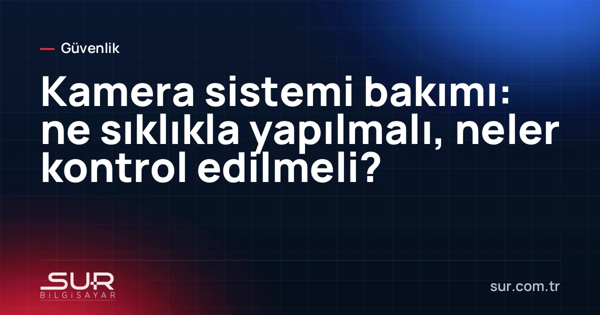 Merdiven üzerinde dış ortam kamerasının lensini temizleyen teknisyen