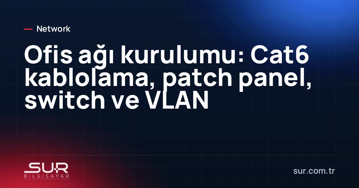Düzenli kablolanmış ofis rack kabini: patch panel, yönetilebilir switch ve kablo düzenleyici